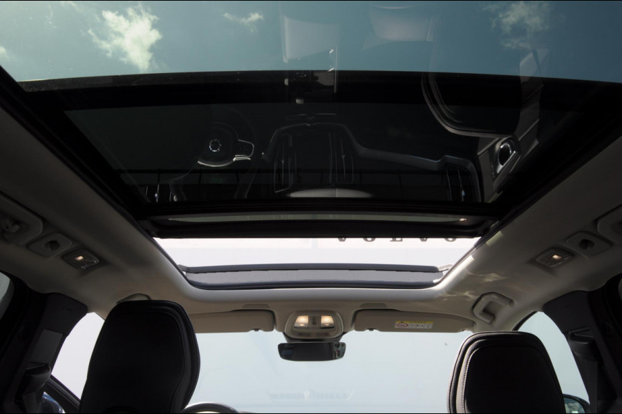 Volvo XC60 T6 350PK Long Range AWD Essential Bright Google Infotainment / Panoramisch schuif-kanteldak / Cruise control / Lederen bekleding / Parkeersensoren voor- en achterzijde / 19" lichtmetalen velgen /