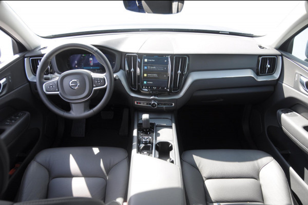 Volvo XC60 T6 350PK Long Range AWD Essential Bright Google Infotainment / Panoramisch schuif-kanteldak / Cruise control / Lederen bekleding / Parkeersensoren voor- en achterzijde / 19" lichtmetalen velgen /
