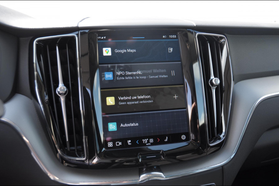 Volvo XC60 T6 350PK Long Range AWD Essential Bright Google Infotainment / Panoramisch schuif-kanteldak / Cruise control / Lederen bekleding / Parkeersensoren voor- en achterzijde / 19" lichtmetalen velgen /
