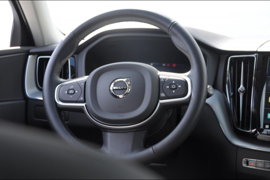 Volvo XC60 T6 350PK Long Range AWD Essential Bright Google Infotainment / Panoramisch schuif-kanteldak / Cruise control / Lederen bekleding / Parkeersensoren voor- en achterzijde / 19" lichtmetalen velgen /