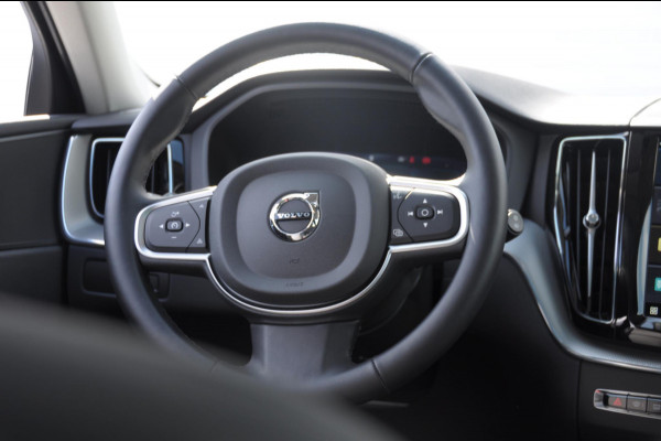Volvo XC60 T6 350PK Long Range AWD Essential Bright Google Infotainment / Panoramisch schuif-kanteldak / Cruise control / Lederen bekleding / Parkeersensoren voor- en achterzijde / 19" lichtmetalen velgen /