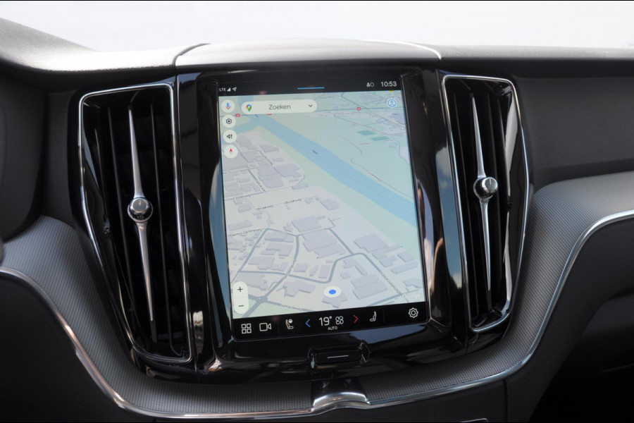 Volvo XC60 T6 350PK Long Range AWD Essential Bright Google Infotainment / Panoramisch schuif-kanteldak / Cruise control / Lederen bekleding / Parkeersensoren voor- en achterzijde / 19" lichtmetalen velgen /