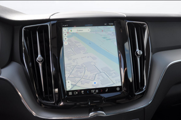 Volvo XC60 T6 350PK Long Range AWD Essential Bright Google Infotainment / Panoramisch schuif-kanteldak / Cruise control / Lederen bekleding / Parkeersensoren voor- en achterzijde / 19" lichtmetalen velgen /