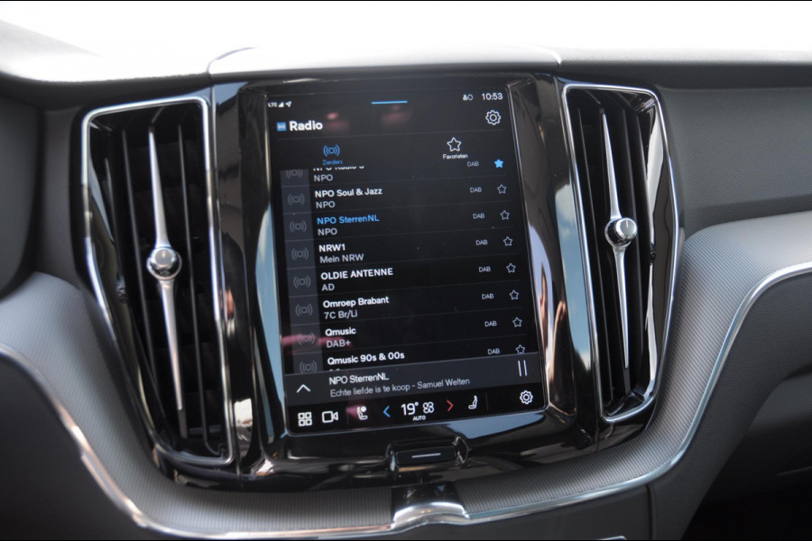 Volvo XC60 T6 350PK Long Range AWD Essential Bright Google Infotainment / Panoramisch schuif-kanteldak / Cruise control / Lederen bekleding / Parkeersensoren voor- en achterzijde / 19" lichtmetalen velgen /