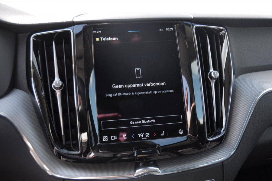 Volvo XC60 T6 350PK Long Range AWD Essential Bright Google Infotainment / Panoramisch schuif-kanteldak / Cruise control / Lederen bekleding / Parkeersensoren voor- en achterzijde / 19" lichtmetalen velgen /