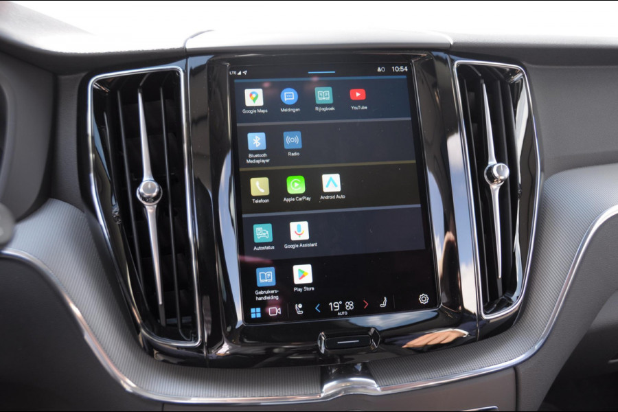 Volvo XC60 T6 350PK Long Range AWD Essential Bright Google Infotainment / Panoramisch schuif-kanteldak / Cruise control / Lederen bekleding / Parkeersensoren voor- en achterzijde / 19" lichtmetalen velgen /