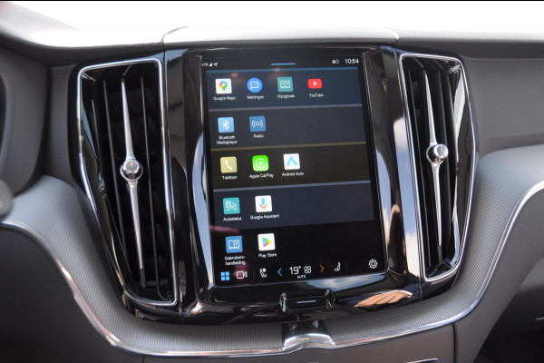 Volvo XC60 T6 350PK Long Range AWD Essential Bright Google Infotainment / Panoramisch schuif-kanteldak / Cruise control / Lederen bekleding / Parkeersensoren voor- en achterzijde / 19" lichtmetalen velgen /