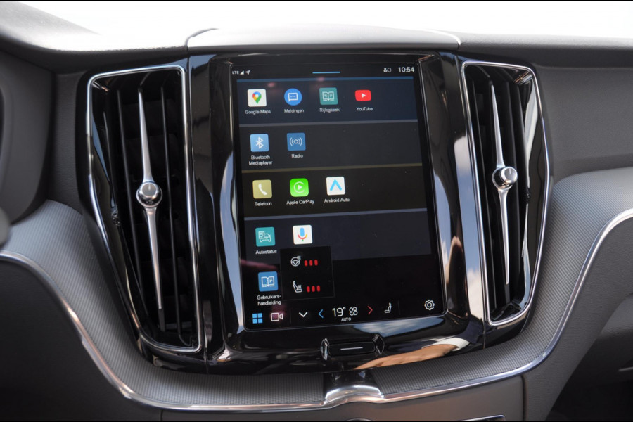 Volvo XC60 T6 350PK Long Range AWD Essential Bright Google Infotainment / Panoramisch schuif-kanteldak / Cruise control / Lederen bekleding / Parkeersensoren voor- en achterzijde / 19" lichtmetalen velgen /