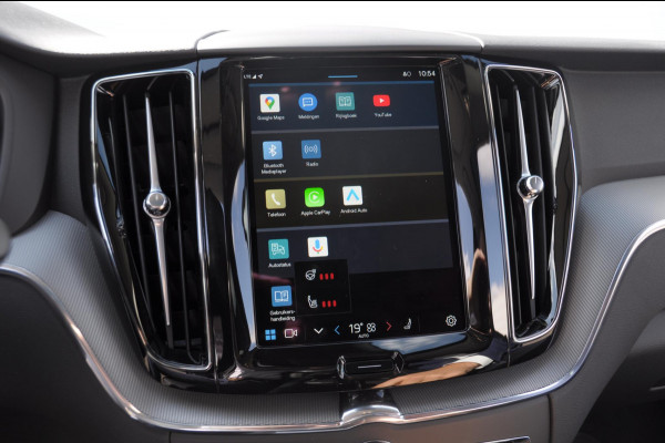 Volvo XC60 T6 350PK Long Range AWD Essential Bright Google Infotainment / Panoramisch schuif-kanteldak / Cruise control / Lederen bekleding / Parkeersensoren voor- en achterzijde / 19" lichtmetalen velgen /
