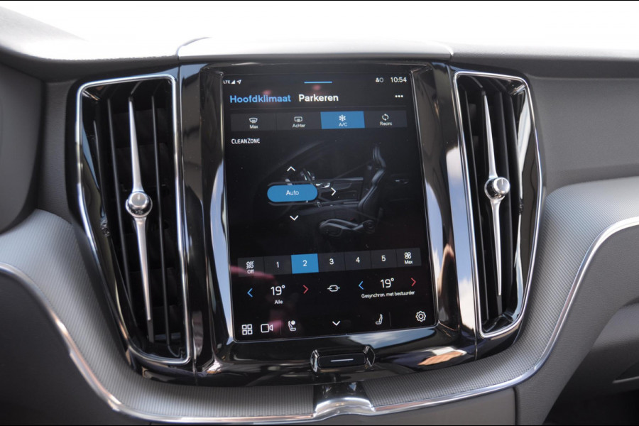 Volvo XC60 T6 350PK Long Range AWD Essential Bright Google Infotainment / Panoramisch schuif-kanteldak / Cruise control / Lederen bekleding / Parkeersensoren voor- en achterzijde / 19" lichtmetalen velgen /
