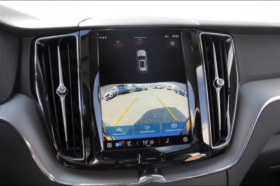 Volvo XC60 T6 350PK Long Range AWD Essential Bright Google Infotainment / Panoramisch schuif-kanteldak / Cruise control / Lederen bekleding / Parkeersensoren voor- en achterzijde / 19" lichtmetalen velgen /