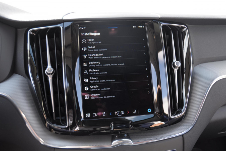 Volvo XC60 T6 350PK Long Range AWD Essential Bright Google Infotainment / Panoramisch schuif-kanteldak / Cruise control / Lederen bekleding / Parkeersensoren voor- en achterzijde / 19" lichtmetalen velgen /