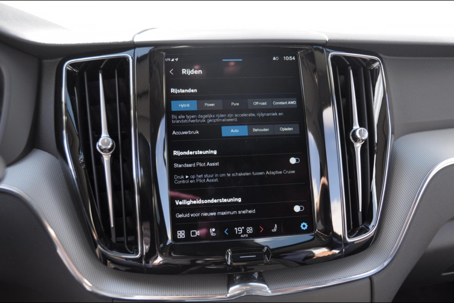 Volvo XC60 T6 350PK Long Range AWD Essential Bright Google Infotainment / Panoramisch schuif-kanteldak / Cruise control / Lederen bekleding / Parkeersensoren voor- en achterzijde / 19" lichtmetalen velgen /
