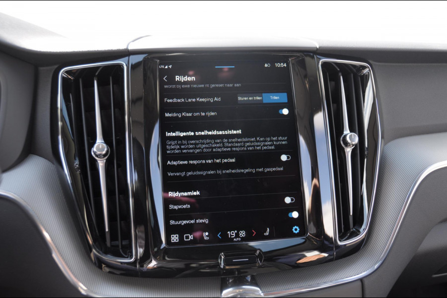 Volvo XC60 T6 350PK Long Range AWD Essential Bright Google Infotainment / Panoramisch schuif-kanteldak / Cruise control / Lederen bekleding / Parkeersensoren voor- en achterzijde / 19" lichtmetalen velgen /