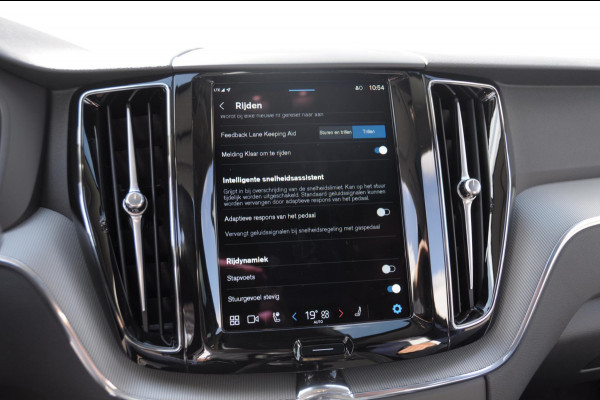 Volvo XC60 T6 350PK Long Range AWD Essential Bright Google Infotainment / Panoramisch schuif-kanteldak / Cruise control / Lederen bekleding / Parkeersensoren voor- en achterzijde / 19" lichtmetalen velgen /