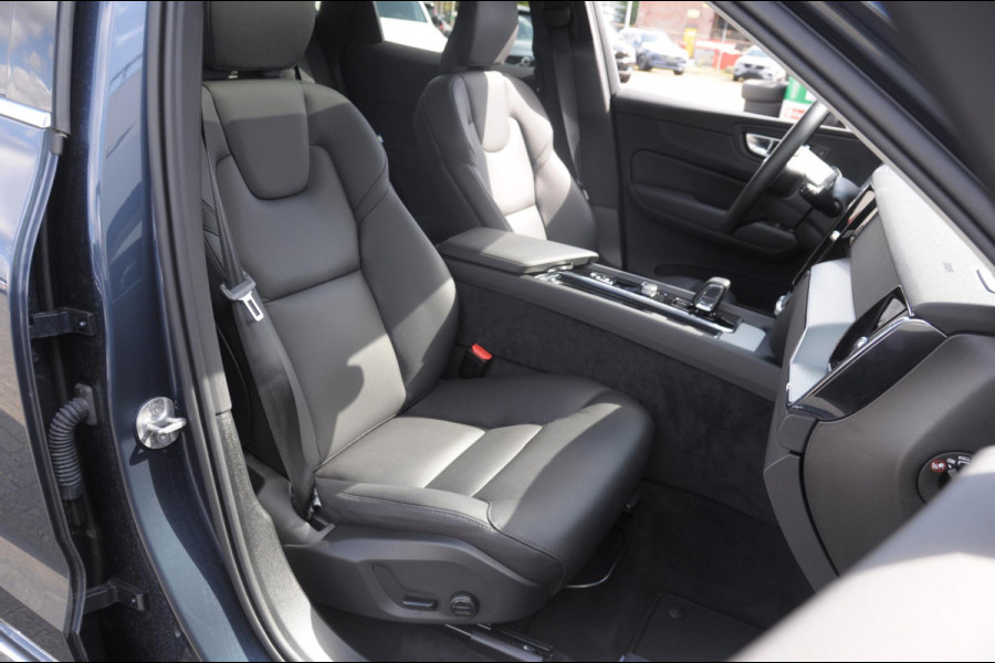 Volvo XC60 T6 350PK Long Range AWD Essential Bright Google Infotainment / Panoramisch schuif-kanteldak / Cruise control / Lederen bekleding / Parkeersensoren voor- en achterzijde / 19" lichtmetalen velgen /