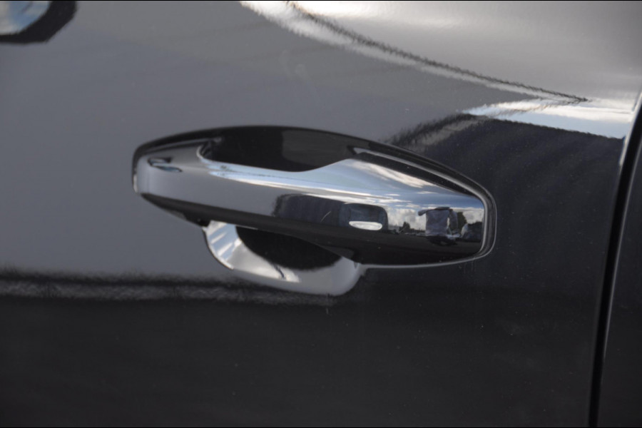 Volvo XC40 408PK Automaat Recharge Twin Ultimate / Adaptieve cruise control/ Panoramadak/ Elektrische stoelen met geheugen/ BLIS/ Elektrische achterklep/ Parkeersensoren met 360 Camera/ Stoel en stuurwielverwarming/ Mistlampen/ Luxe bekleding/ 20" Velgen/ Harman kardon audio/ Apple carplay