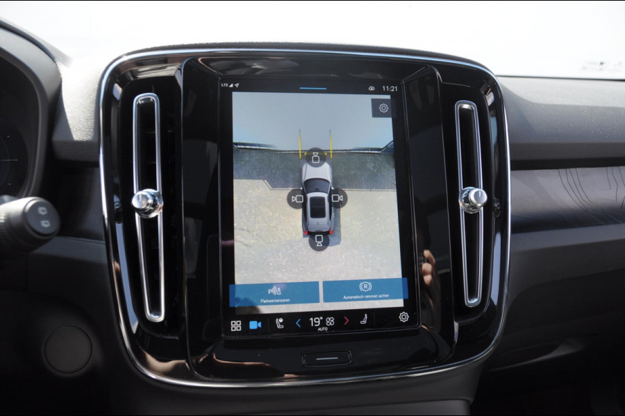 Volvo XC40 408PK Automaat Recharge Twin Ultimate / Adaptieve cruise control/ Panoramadak/ Elektrische stoelen met geheugen/ BLIS/ Elektrische achterklep/ Parkeersensoren met 360 Camera/ Stoel en stuurwielverwarming/ Mistlampen/ Luxe bekleding/ 20" Velgen/ Harman kardon audio/ Apple carplay