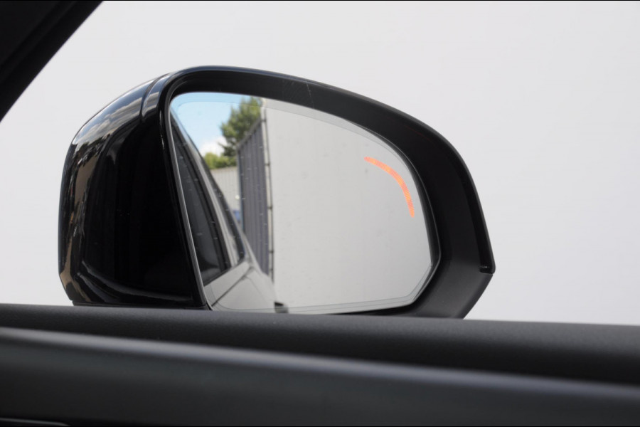Volvo XC40 408PK Automaat Recharge Twin Ultimate / Adaptieve cruise control/ Panoramadak/ Elektrische stoelen met geheugen/ BLIS/ Elektrische achterklep/ Parkeersensoren met 360 Camera/ Stoel en stuurwielverwarming/ Mistlampen/ Luxe bekleding/ 20" Velgen/ Harman kardon audio/ Apple carplay