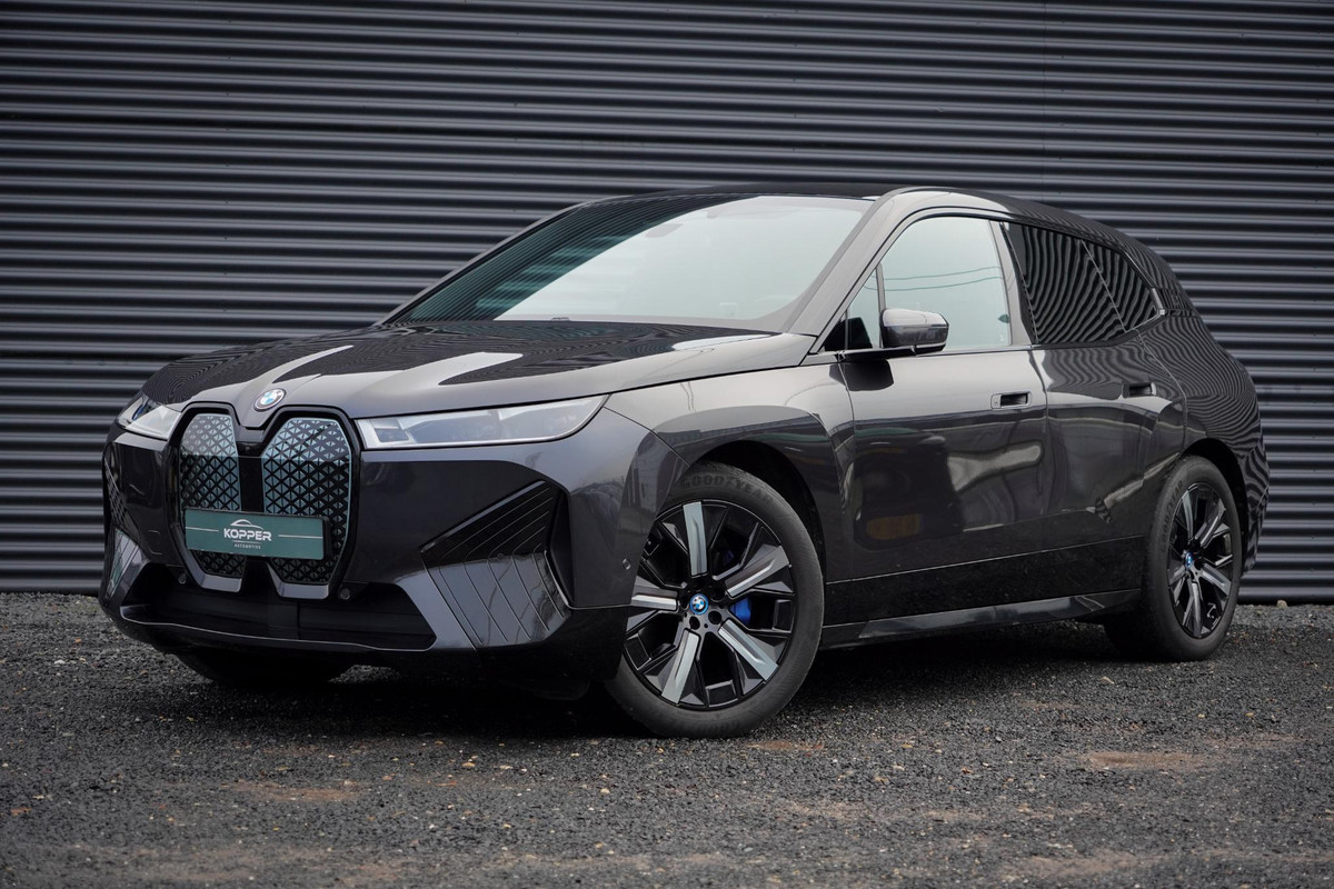 BMW iX xDrive40 Excellence 77 kWh / M-Sportpakket / Pano / Trekhaak BMW iX xDrive40 Excellence 77 kWh / M-Sportpakket / Pano / Trekhaak