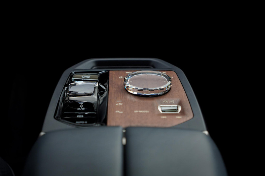 BMW iX xDrive40 Excellence 77 kWh / M-Sportpakket / Pano / Trekhaak
