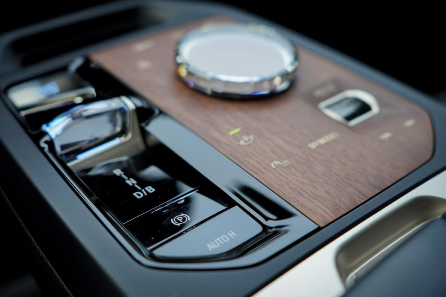 BMW iX xDrive40 Excellence 77 kWh / M-Sportpakket / Pano / Trekhaak