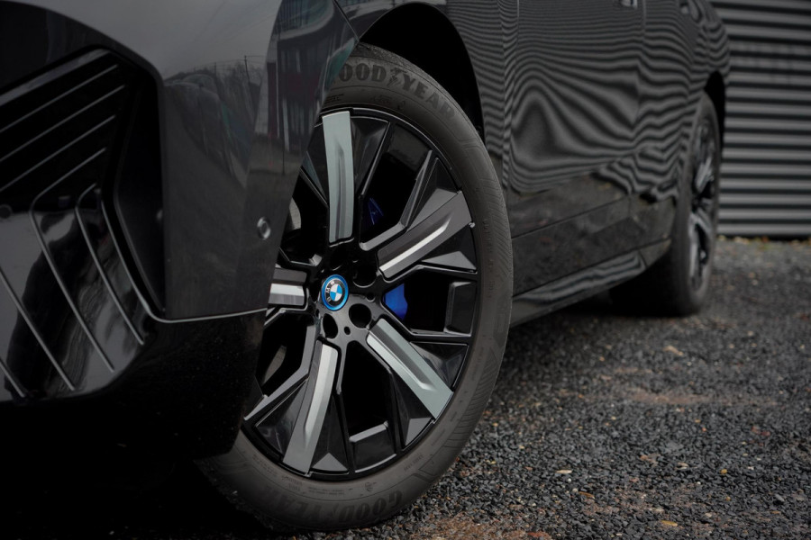 BMW iX xDrive40 Excellence 77 kWh / M-Sportpakket / Pano / Trekhaak