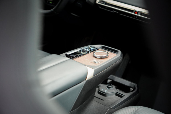 BMW iX xDrive40 Excellence 77 kWh / M-Sportpakket / Pano / Trekhaak