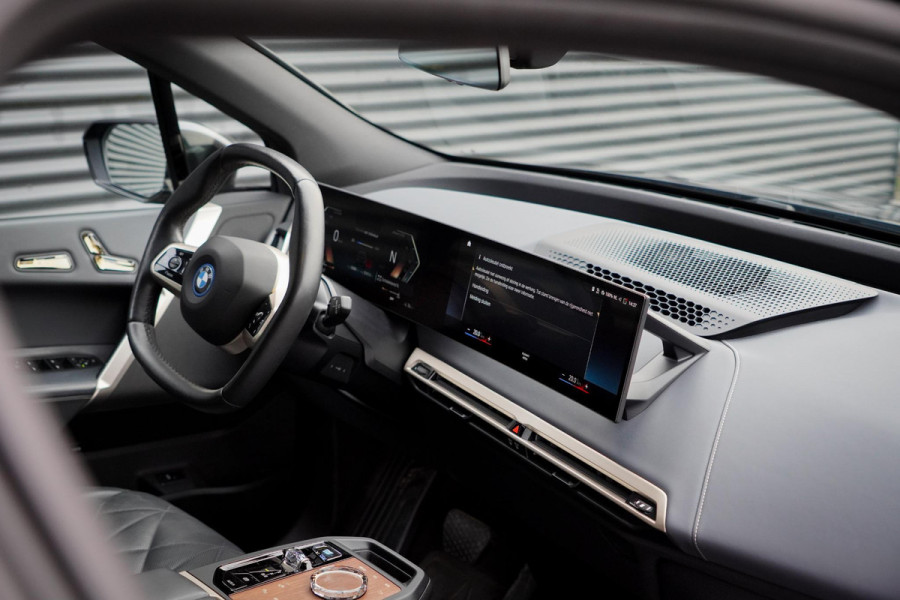 BMW iX xDrive40 Excellence 77 kWh / M-Sportpakket / Pano / Trekhaak