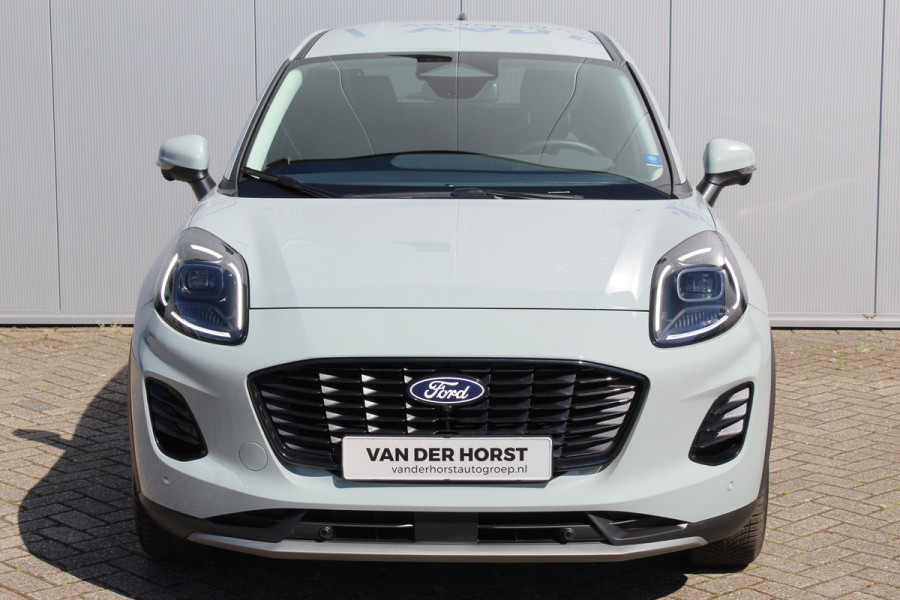 Ford Puma 1.0-125pk EcoBoost Mild-Hybrid Titanium. Nieuw Model ! Van € 35.920,- voor € 27.880,-: ruim €. 8.000,- beneden nieuwprijs. Slechts 9.000km ! Fabrieksgarantie t/m 14-10-2028 ! Lane- en side assist, Navigatie, Telefoonvoorb., Stoel-, stuur- en voorraamverwarming, LED verlichting etc.