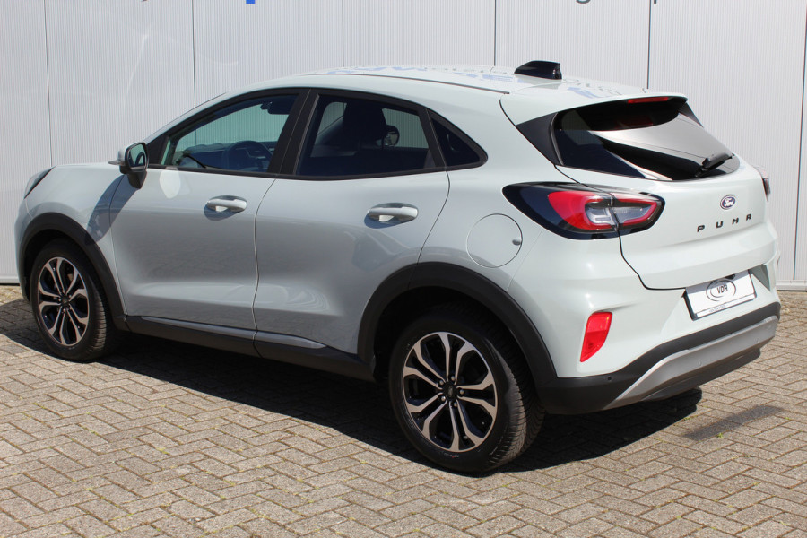 Ford Puma 1.0-125pk EcoBoost Mild-Hybrid Titanium. Nieuw Model ! Van € 35.920,- voor € 27.880,-: ruim €. 8.000,- beneden nieuwprijs. Slechts 9.000km ! Fabrieksgarantie t/m 14-10-2028 ! Lane- en side assist, Navigatie, Telefoonvoorb., Stoel-, stuur- en voorraamverwarming, LED verlichting etc.