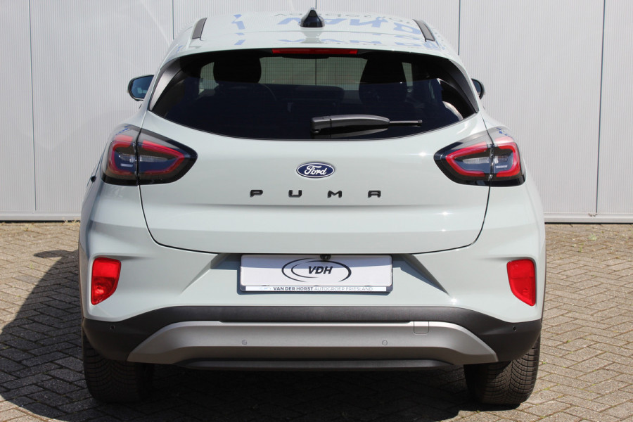 Ford Puma 1.0-125pk EcoBoost Mild-Hybrid Titanium. Nieuw Model ! Van € 35.920,- voor € 27.880,-: ruim €. 8.000,- beneden nieuwprijs. Slechts 9.000km ! Fabrieksgarantie t/m 14-10-2028 ! Lane- en side assist, Navigatie, Telefoonvoorb., Stoel-, stuur- en voorraamverwarming, LED verlichting etc.