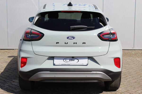 Ford Puma 1.0-125pk EcoBoost Mild-Hybrid Titanium. Nieuw Model ! Van € 35.920,- voor € 27.880,-: ruim €. 8.000,- beneden nieuwprijs. Slechts 9.000km ! Fabrieksgarantie t/m 14-10-2028 ! Lane- en side assist, Navigatie, Telefoonvoorb., Stoel-, stuur- en voorraamverwarming, LED verlichting etc.