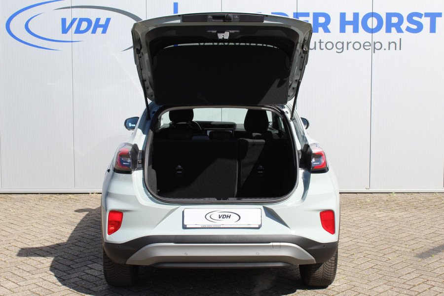Ford Puma 1.0-125pk EcoBoost Mild-Hybrid Titanium. Nieuw Model ! Van € 35.920,- voor € 27.880,-: ruim €. 8.000,- beneden nieuwprijs. Slechts 9.000km ! Fabrieksgarantie t/m 14-10-2028 ! Lane- en side assist, Navigatie, Telefoonvoorb., Stoel-, stuur- en voorraamverwarming, LED verlichting etc.