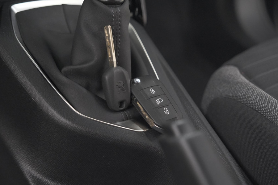 Peugeot 2008 PureTech 130 Allure | Camera | Apple Carplay | Parkeersensoren