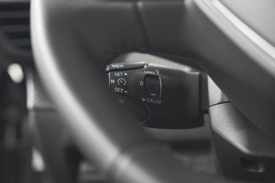 Peugeot 2008 PureTech 130 Allure | Camera | Apple Carplay | Parkeersensoren