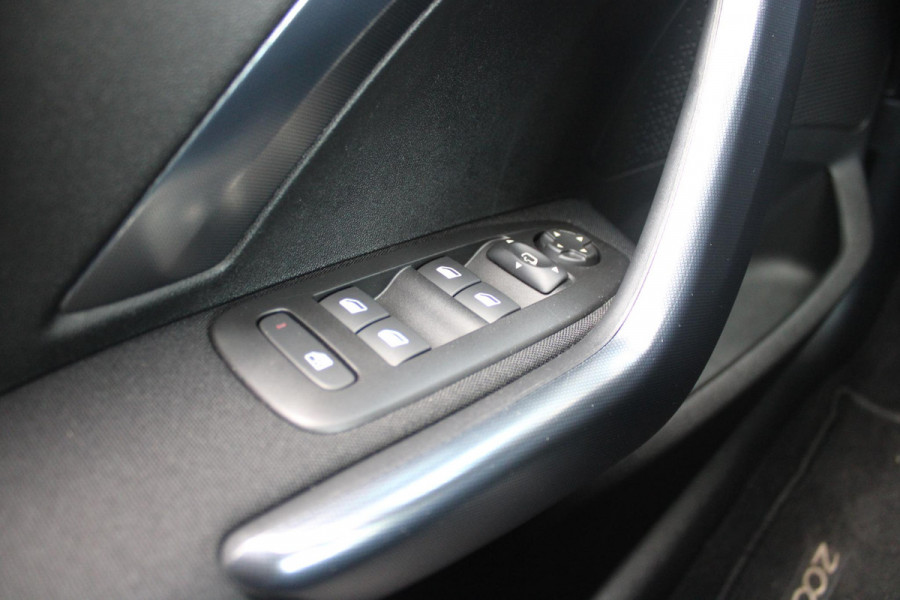 Peugeot 2008 1.2 130PK ALLURE | AFNEEMBARE TREKHAAK | APPLE CARPLAY/ANDROID AUTO | ALL SEASON BANDEN | GRIPP CONTROL | CRUISE CONTROL | CLIMATE CONTROL | LICHTMETALEN VELGEN |