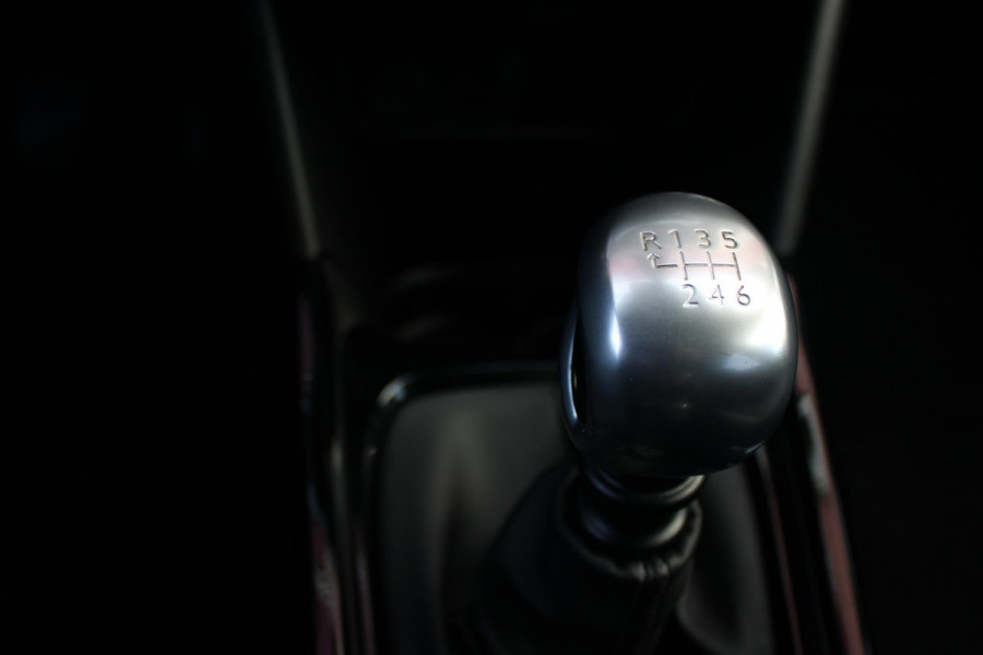 Peugeot 2008 1.2 130PK ALLURE | AFNEEMBARE TREKHAAK | APPLE CARPLAY/ANDROID AUTO | ALL SEASON BANDEN | GRIPP CONTROL | CRUISE CONTROL | CLIMATE CONTROL | LICHTMETALEN VELGEN |