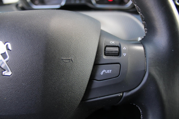 Peugeot 2008 1.2 130PK ALLURE | AFNEEMBARE TREKHAAK | APPLE CARPLAY/ANDROID AUTO | ALL SEASON BANDEN | GRIPP CONTROL | CRUISE CONTROL | CLIMATE CONTROL | LICHTMETALEN VELGEN |