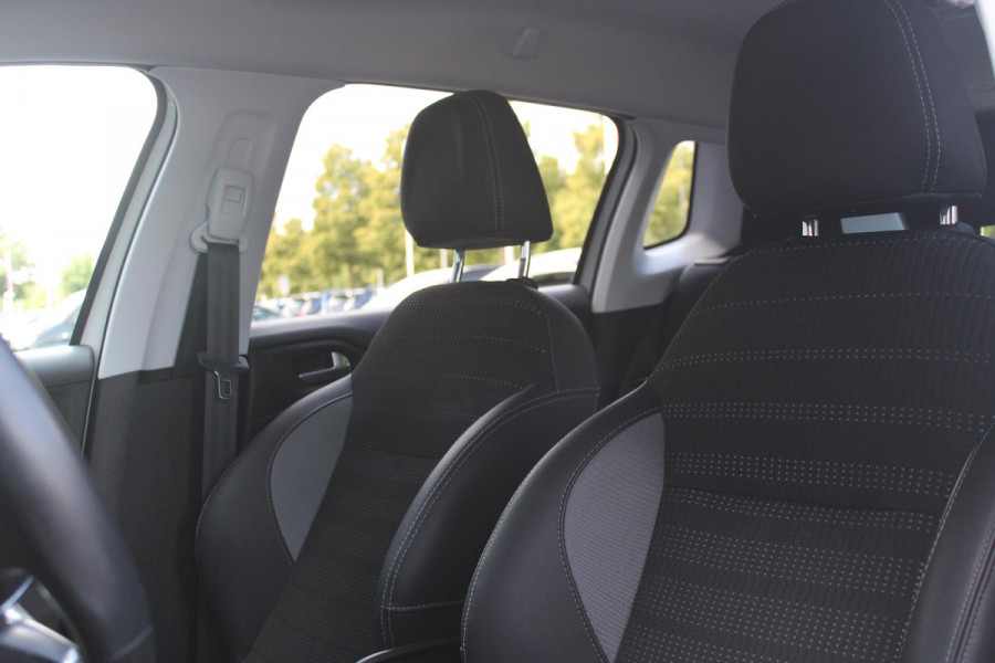 Peugeot 2008 1.2 130PK ALLURE | AFNEEMBARE TREKHAAK | APPLE CARPLAY/ANDROID AUTO | ALL SEASON BANDEN | GRIPP CONTROL | CRUISE CONTROL | CLIMATE CONTROL | LICHTMETALEN VELGEN |