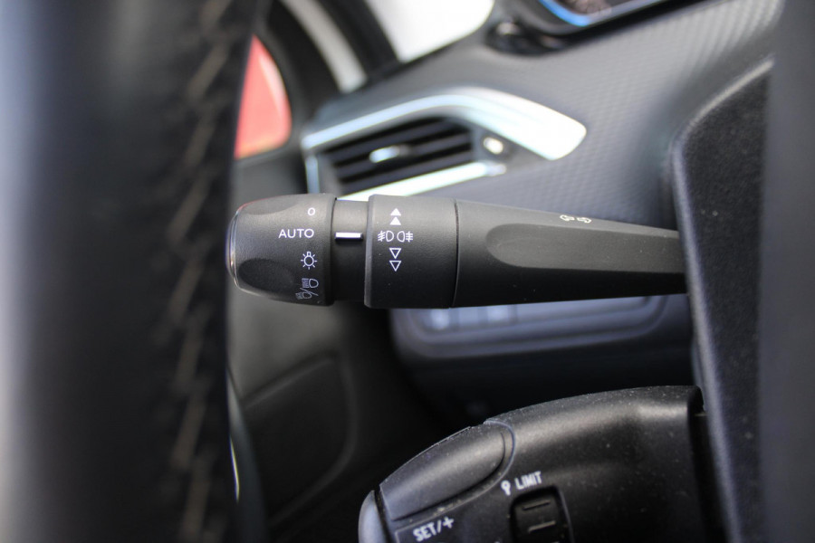 Peugeot 2008 1.2 130PK ALLURE | AFNEEMBARE TREKHAAK | APPLE CARPLAY/ANDROID AUTO | ALL SEASON BANDEN | GRIPP CONTROL | CRUISE CONTROL | CLIMATE CONTROL | LICHTMETALEN VELGEN |
