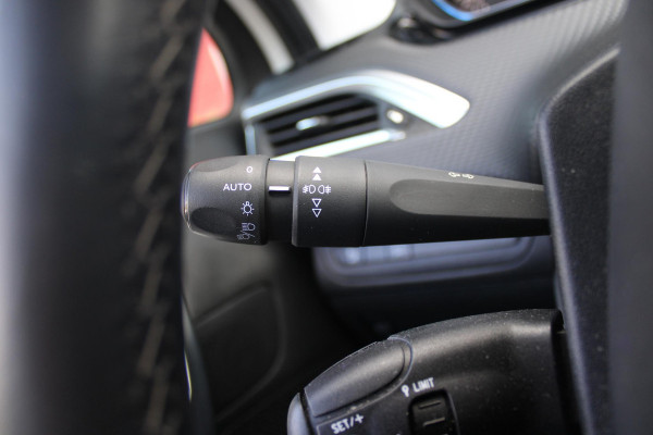Peugeot 2008 1.2 130PK ALLURE | AFNEEMBARE TREKHAAK | APPLE CARPLAY/ANDROID AUTO | ALL SEASON BANDEN | GRIPP CONTROL | CRUISE CONTROL | CLIMATE CONTROL | LICHTMETALEN VELGEN |