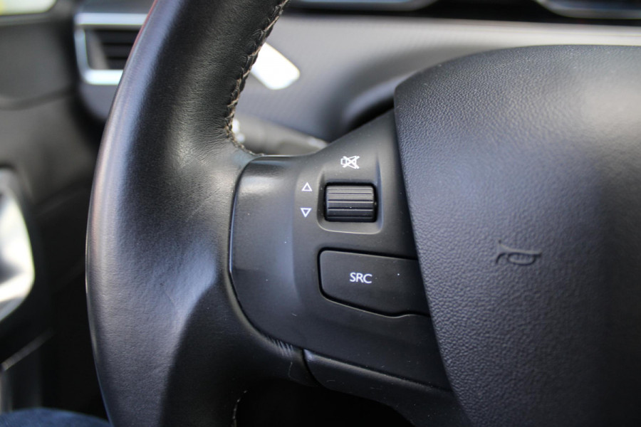 Peugeot 2008 1.2 130PK ALLURE | AFNEEMBARE TREKHAAK | APPLE CARPLAY/ANDROID AUTO | ALL SEASON BANDEN | GRIPP CONTROL | CRUISE CONTROL | CLIMATE CONTROL | LICHTMETALEN VELGEN |