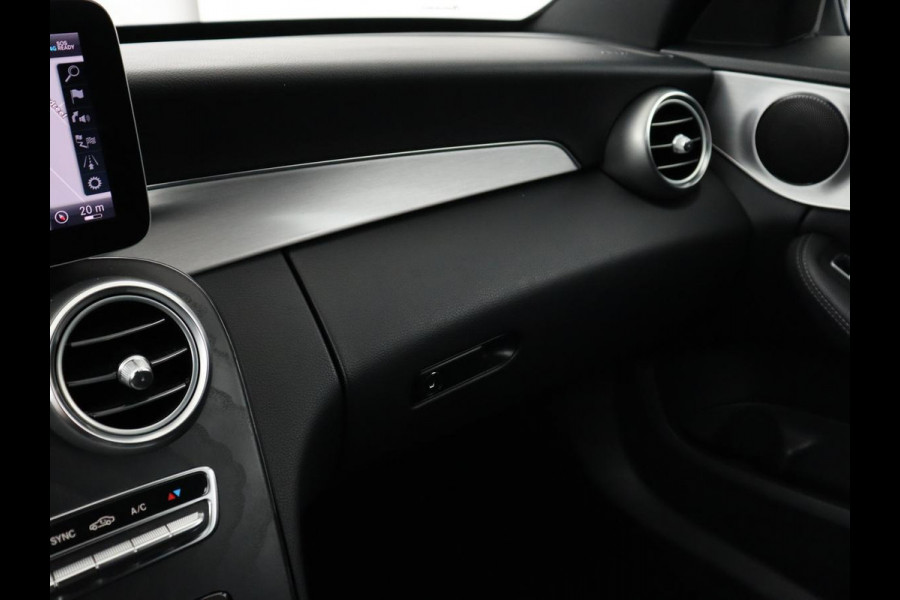 Mercedes-Benz C-Klasse 180 Business Solution AMG | Stoelverwarming | 360 Camera | Trekhaak | Digital Cockpit | Leder/Alcantara | Full LED | Navigatie | Park Assist