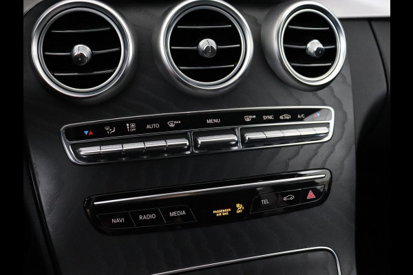 Mercedes-Benz C-Klasse 180 Business Solution AMG | Stoelverwarming | 360 Camera | Trekhaak | Digital Cockpit | Leder/Alcantara | Full LED | Navigatie | Park Assist