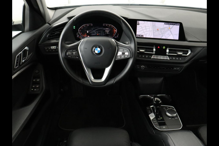 BMW 1-serie 118i Business Edition+ | Sport Line | Leder | Stoelverwarming | Carplay | Camera | Live Cockpit | Sportstoelen | Full LED | Navigatie | Climate control