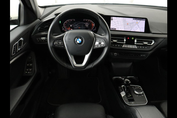 BMW 1-serie 118i Business Edition+ | Sport Line | Leder | Stoelverwarming | Carplay | Camera | Live Cockpit | Sportstoelen | Full LED | Navigatie | Climate control