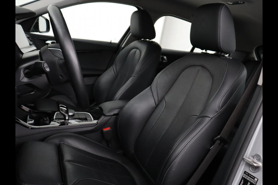 BMW 1-serie 118i Business Edition+ | Sport Line | Leder | Stoelverwarming | Carplay | Camera | Live Cockpit | Sportstoelen | Full LED | Navigatie | Climate control