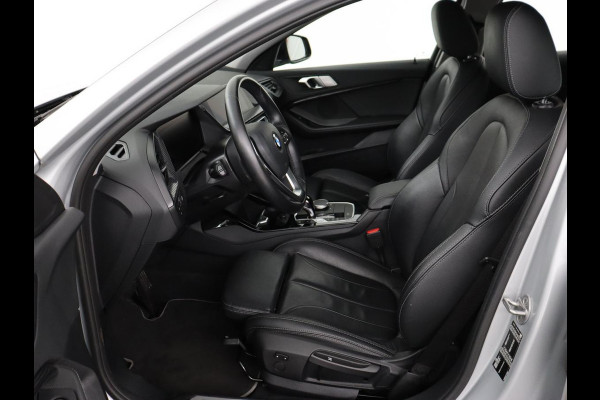 BMW 1-serie 118i Business Edition+ | Sport Line | Leder | Stoelverwarming | Carplay | Camera | Live Cockpit | Sportstoelen | Full LED | Navigatie | Climate control