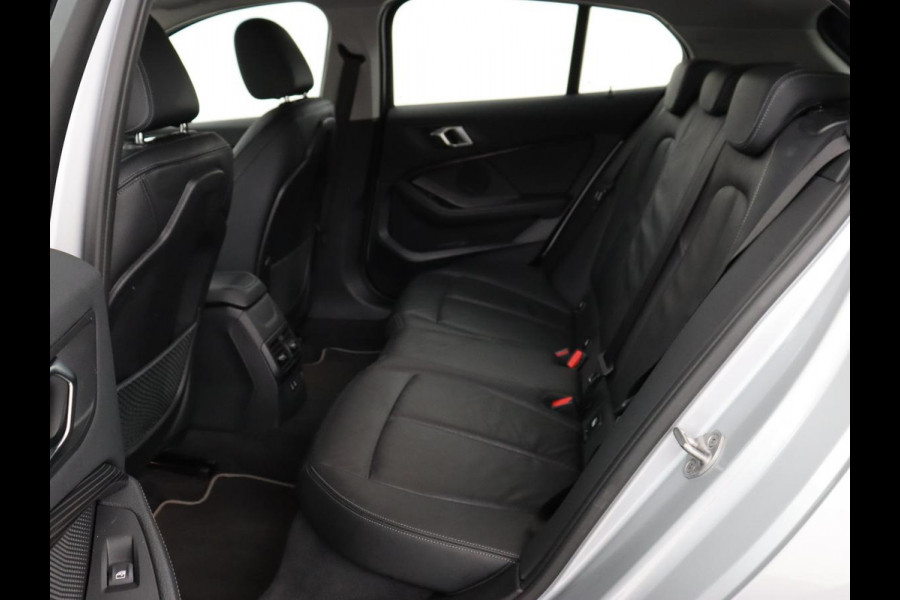 BMW 1-serie 118i Business Edition+ | Sport Line | Leder | Stoelverwarming | Carplay | Camera | Live Cockpit | Sportstoelen | Full LED | Navigatie | Climate control